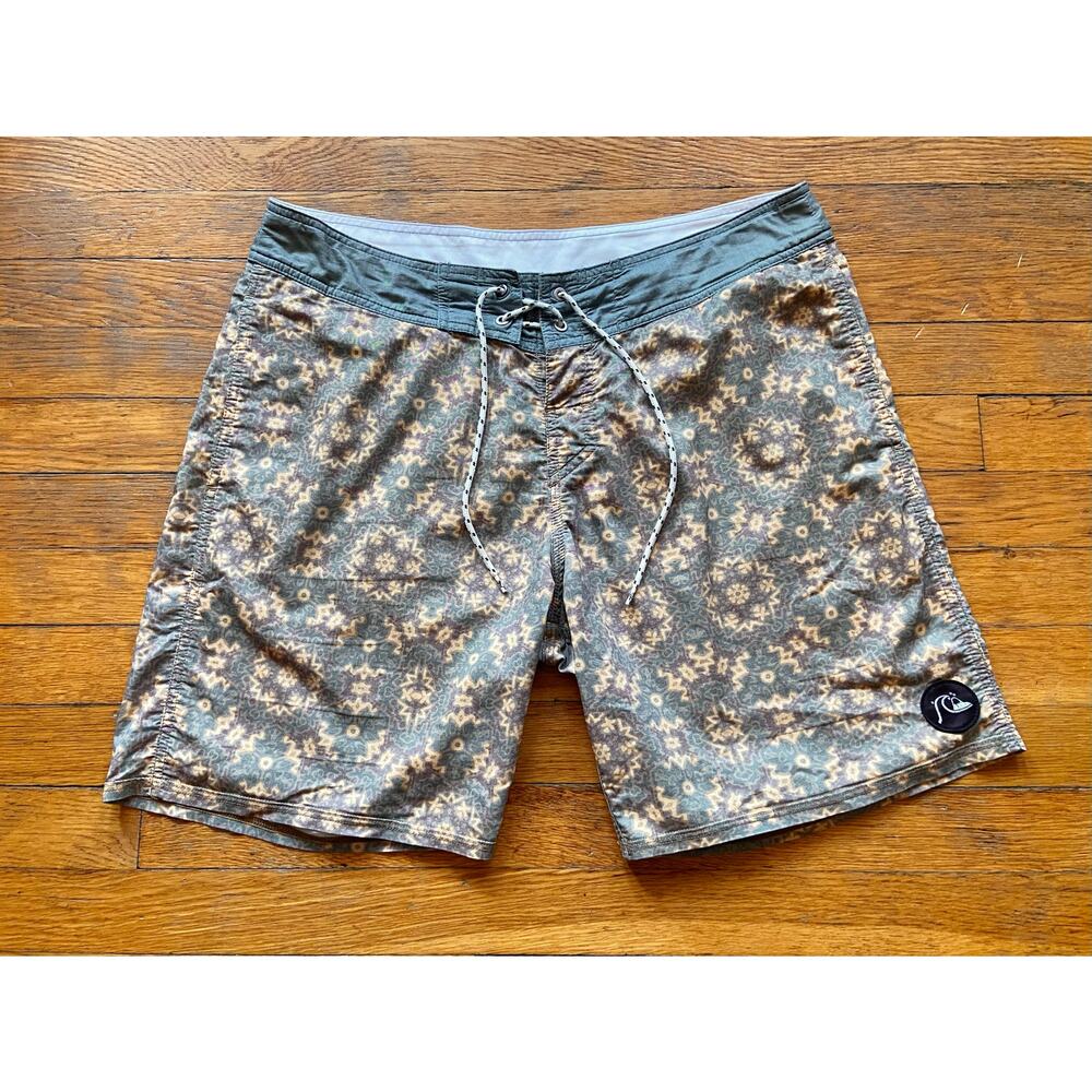 QUIKSILVER Gray/Yellow Geometric Print Boardshorts sz 33